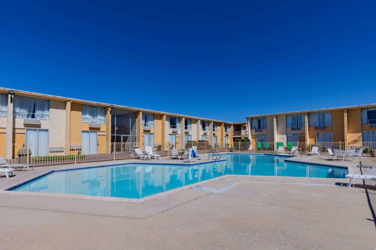 Days Inn By Wyndham Del Rio Exterior foto